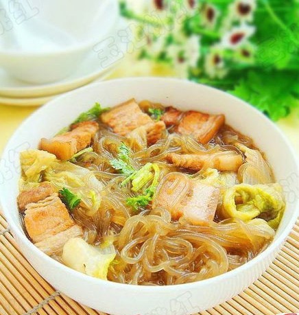 2,大白菜洗净切块. 3,土豆粉条提前用温水泡软.