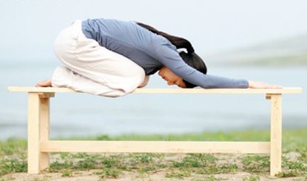 做下面动作时,身体通常被毛毯,瑜伽砖或瑜伽枕深深支撑着,能让人有