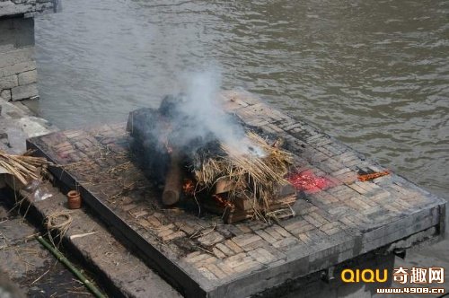 [多图]尼泊尔人沿街火化尸体恐怖全过程