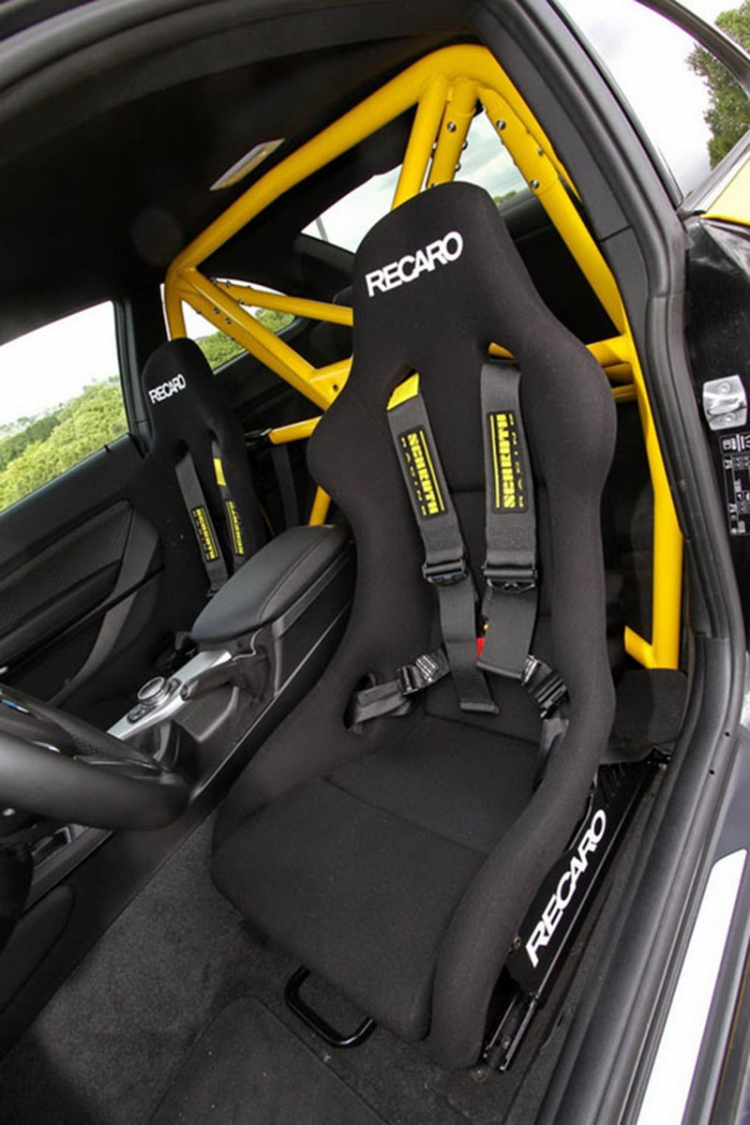 manhart为它装上了recaro pole position桶型赛车座椅