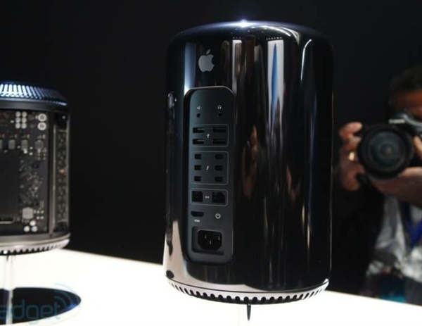 当今年6月份的WWDC全球开发者大会上,苹果第一次拿出新一代Mac Pro的时候,没有人不为其出色的颠覆性的工业设计所震撼。而在今天凌晨的秋季新品发布会上,苹果正式宣布,新款Mac Pro将会在今年12月份正式发售,售价为2999美元起(约合人民币18270元)。 如果不是Mac Pro的名字,当库克第一次介绍它的时候,很难有人将其和PC联系起来,可能以为这是个音箱、外置硬盘扩展坞之类的。相比以往Mac Pro比较正统的设计,新款Mac Pro的圆筒造型显得过于激进,但这也使它的体积只有老款的1/8,但性