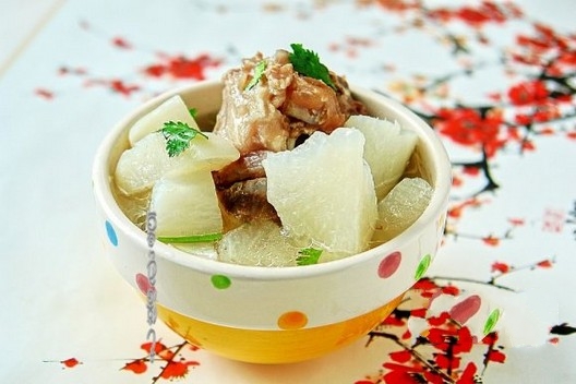 治疗痛风食谱萝卜骨头汤!