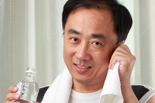 四十岁男留心几个虚弱征兆 所以,四十岁男人的当务之急是不要自己放弃自己,赶快行动起来。 第一弱:虚胖 四十岁男人因为应酬多,运动少,所以多有虚胖的问题,而最集中的就在腰腹部。可以用手做个自测,抓起腰腹部的赘肉,都是软塌塌的,很明显这些都是脂肪。发生虚胖状况,说明人的基础代谢率降低了,这样的人容易气短体虚,不爱运动,或者稍微动一动就喘粗气。 针对健身方式:40%有氧运动+60%肌肉训练 在整体训练时间里,有氧运动占总训练时间的40%,如先慢跑40分钟,再配合肌肉训练,如仰卧起坐、俯卧撑。如果在一开始做不了