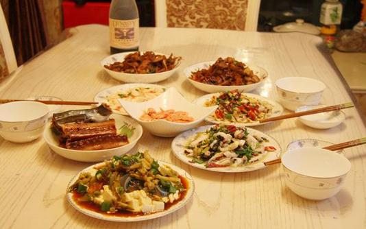 盘点晚上不能吃的食物 盘点晚上不能吃的食物 肝火旺者晚上不喝牛奶 晚上喝了牛奶后会使得肝火旺盛,不利于人体夜间排毒,而且会使人觉得口干舌燥想要半夜起来喝水,不利于睡眠。而且牛奶本身也是一种过敏源,晚上喝牛奶也很容易导致消化不良等问题。 晚上不宜吃高钙食物 晚上进餐也不适合食用钙质过高的食物,如虾皮、软骨鱼类等。由于晚间五脏都相继进入休息状态,高钙食品中的钙质分解后容易堆积在肾脏和尿道中,引发结石。 晚上不宜吃胀气食物 有些食物在消化过程中会产生大量气体,导致胀气。如豆类、大白菜、洋葱、玉米、香蕉等。过度