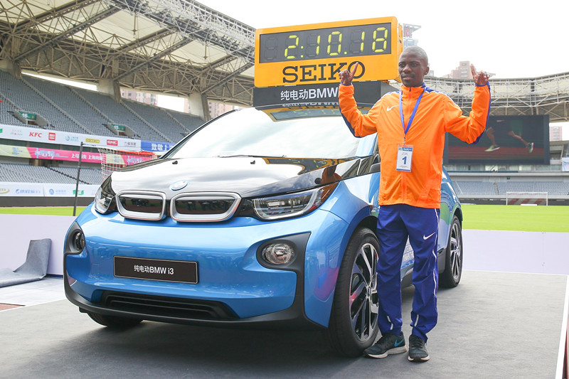 4-2016上海国际马拉松赛冠军史蒂芬_莫克卡（Stephen Mokoka)与BMW i3升级版合影_副本.jpg