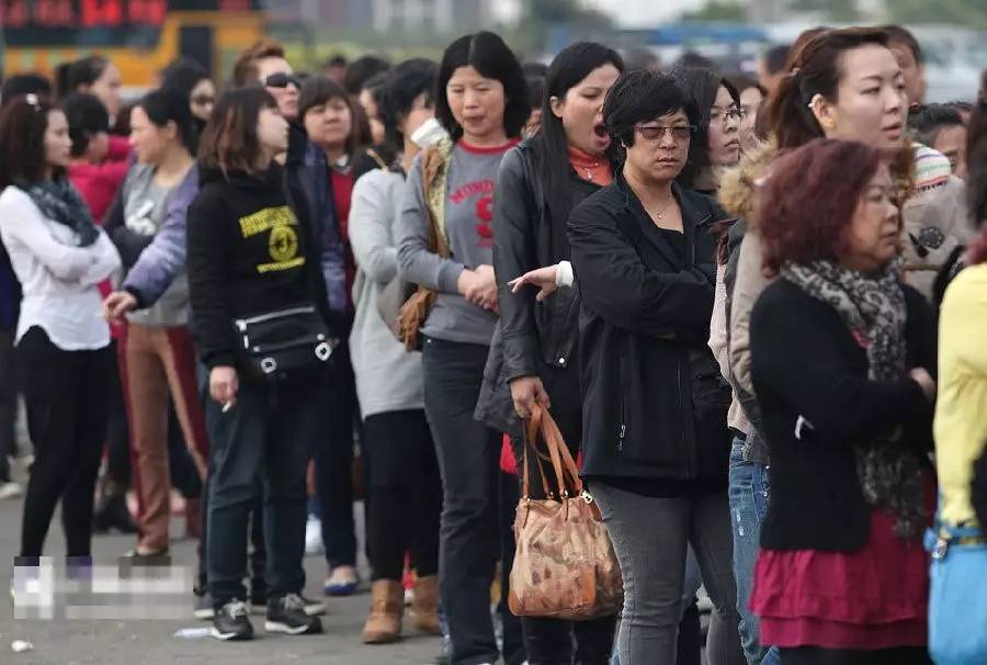 高速堵車,妹紙尿急怎麼辦?這招絕了!